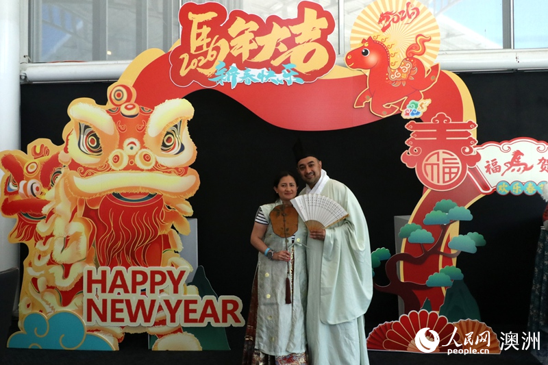 来自布里斯班的游客劳拉和卡米洛穿着中式传统服装拍照（摄影 王泉骄）