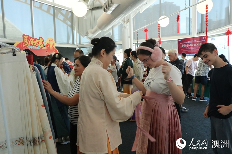 观众体验中式传统服装（摄影 王泉骄）