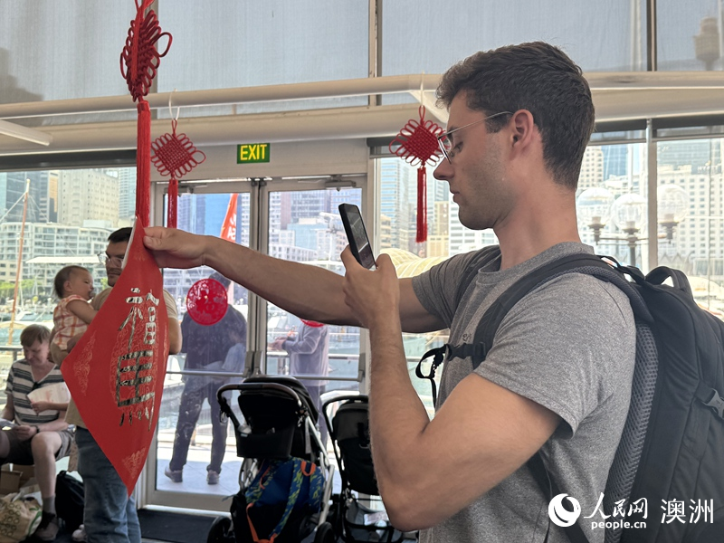 观众将自己写下的书法作品拍照留念（摄影 王泉骄）