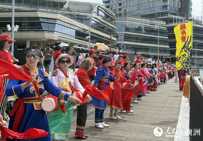 当地华侨华人在现场观赛助威（摄影 沈诗洋）