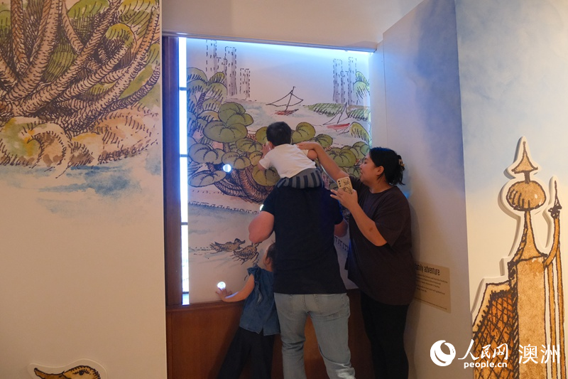 新南威尔士州立图书馆200周年开放日活动现场，游客体验互动项目（摄影 刘涵琳）