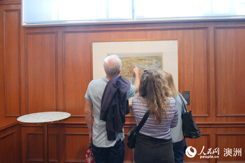 新南威尔士州立图书馆200周年开放日活动现场，游客观看展览（摄影 刘涵琳）