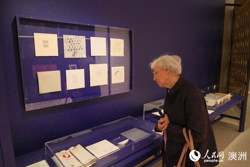 新南威尔士州立图书馆200周年开放日活动现场，游客观看展览（摄影 刘涵琳）