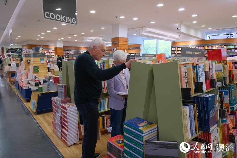 在悉尼一家书店内，两位老年读者正在认真挑选书籍（摄影 刘涵琳）