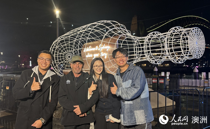 在灯光装置《Dear You》安装完成后，设计团队与安装人员（左二）合影（摄影 董悠文）