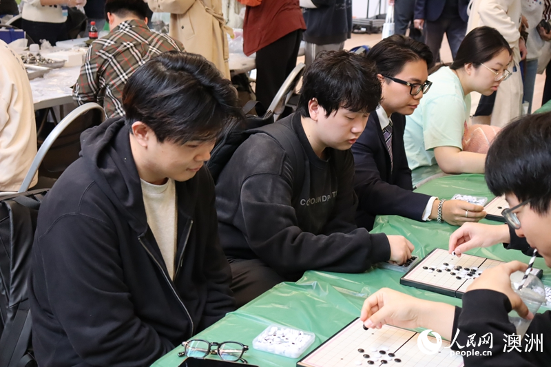 学生们进行五子棋对弈（摄影 董悠文）