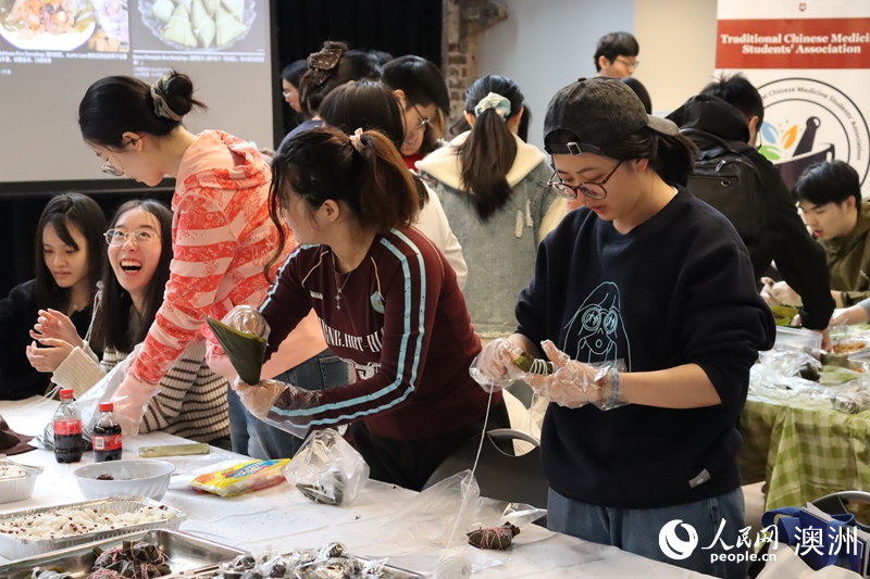 学生们现场体验包粽子（摄影 董悠文）