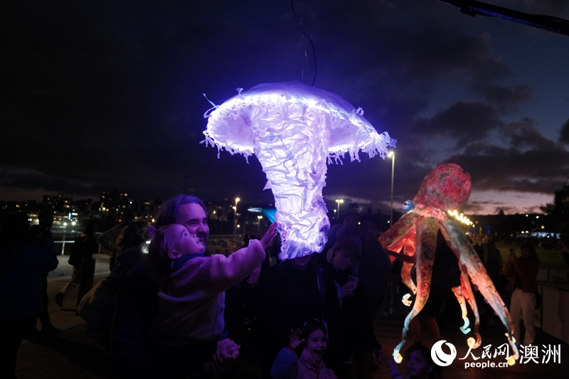 孩子们与发光海洋生物装置互动（摄影 黄诗雯）