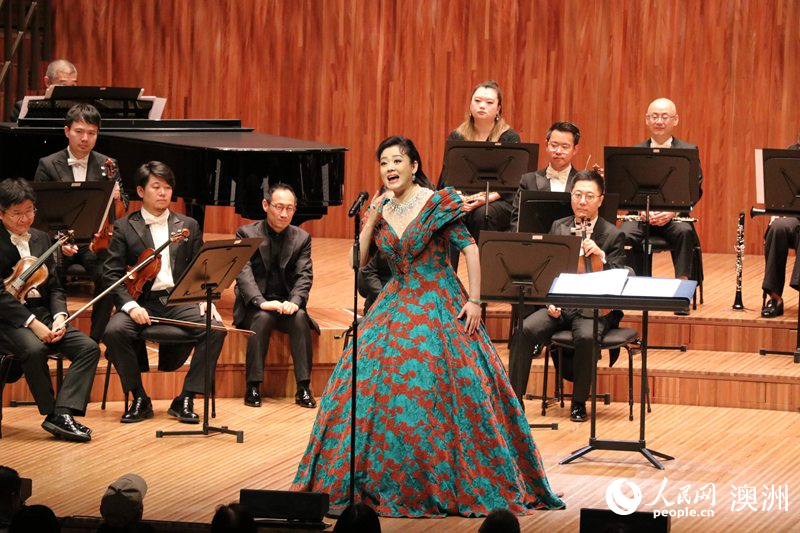 中国歌曲《北风吹》演唱（摄影 张哲）