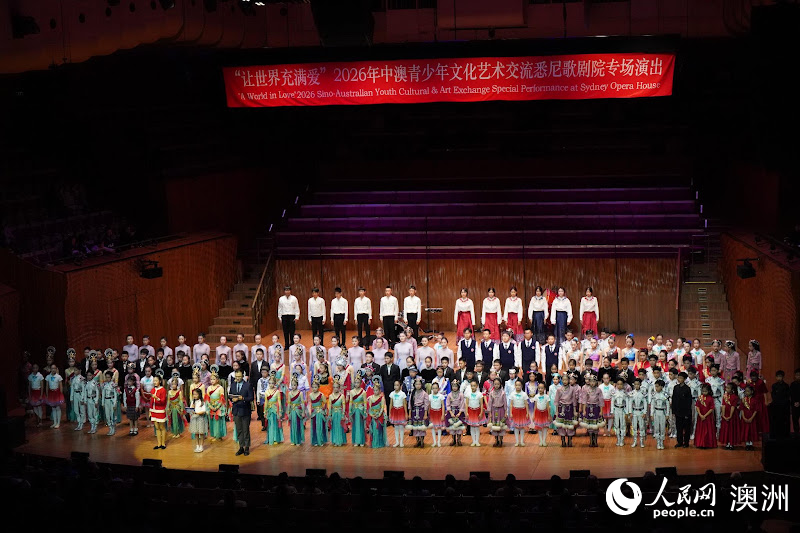 大合唱《让世界充满爱》（摄影 实习生陈辛哲）