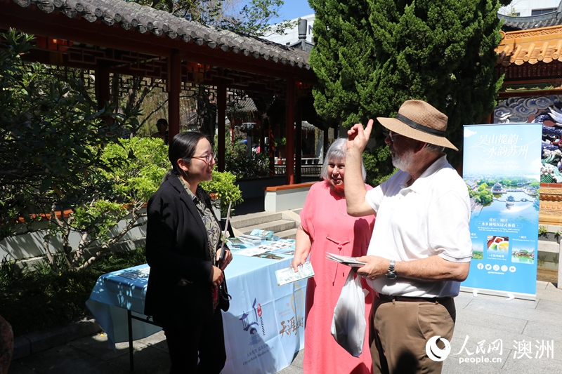 工作人员向当地民众进行“你好！中国”旅游推介（摄影 王泉骄）