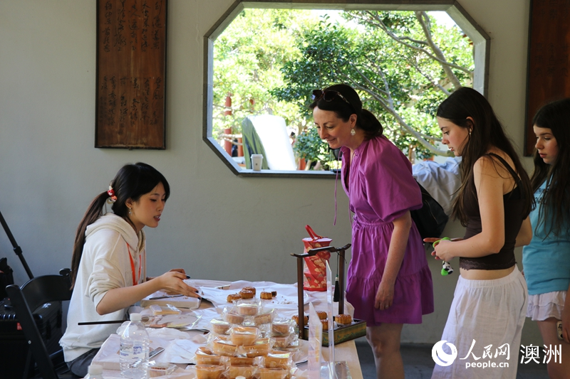 游客现场品尝中秋美食月饼（摄影 王泉骄）